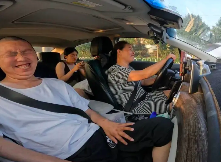 Chiếc taxi đặc biệt luôn thiếu 1 chỗ nhưng hành khách không ai phàn nàn, thậm chí còn tặng thêm tiền - 3