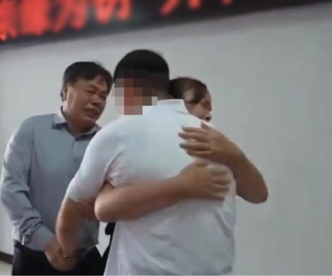 Cảnh đoàn tụ đầy nước mắt của gia đình Yao Yifei sau 22 năm xa cách. 