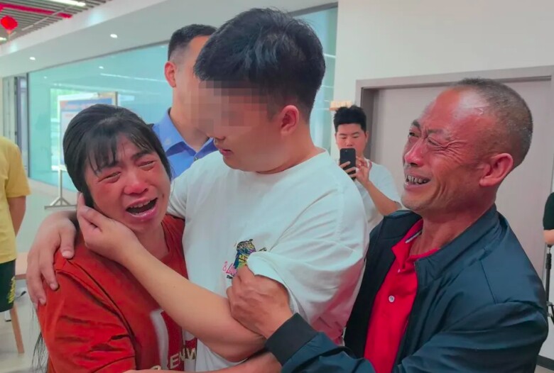 Cảnh đoàn tụ đầy xúc động sau 27 năm. 