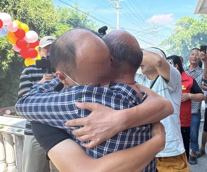 Gia đình đoàn tụ nhờ xét nghiệm ADN, vén màn bí ẩn hai người con trai cùng đi tìm cha - 1