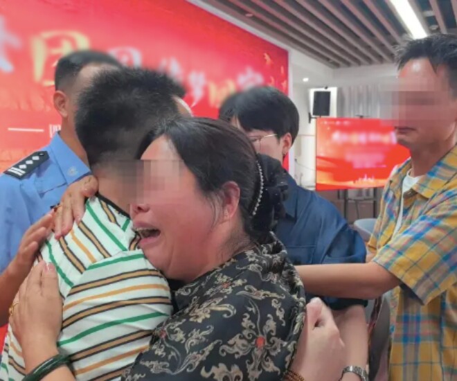Mẹ bị lừa khi đi làm thuê, về nhà phát hiện con trai mất tích: 37 năm sau đoàn tụ, tặng con 220 triệu đồng để bù đắp - 1