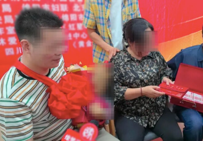 Mẹ bị lừa khi đi làm thuê, về nhà phát hiện con trai mất tích: 37 năm sau đoàn tụ, tặng con 220 triệu đồng để bù đắp - 2