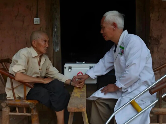 “Ngọn hải đăng của sự sốngamp;#34; nơi núi rừng, người y sĩ một chân cống hiến miệt mài suốt hơn 40 năm qua - 3
