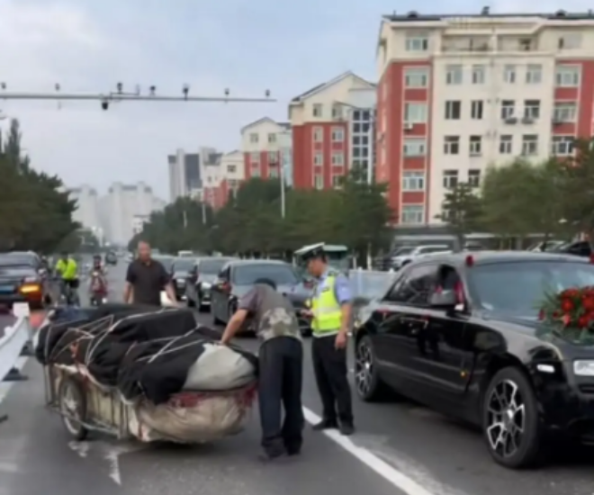 Người bán rau đi xe ba gác đã vô tình đâm vào một chiếc xe sang. 