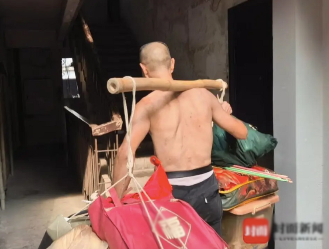 Dù công việc vất vả, ông chưa từng có suy nghĩ từ bỏ, chỉ mong có thể kiếm thêm tiền để chữa bệnh cho vợ. 