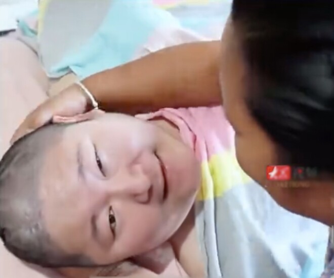 Người cô chăm sóc cháu trai thực vật suốt 10 năm, bật khóc khi nghe tiếng đầu tiên cháu gọi lúc tỉnh dậy - 2