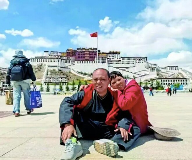 Hai mẹ con chụp trước Cung điện Potala.