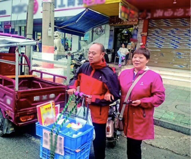 Sáng sớm, hai mẹ con đến chợ rau để dựng quầy hàng. 