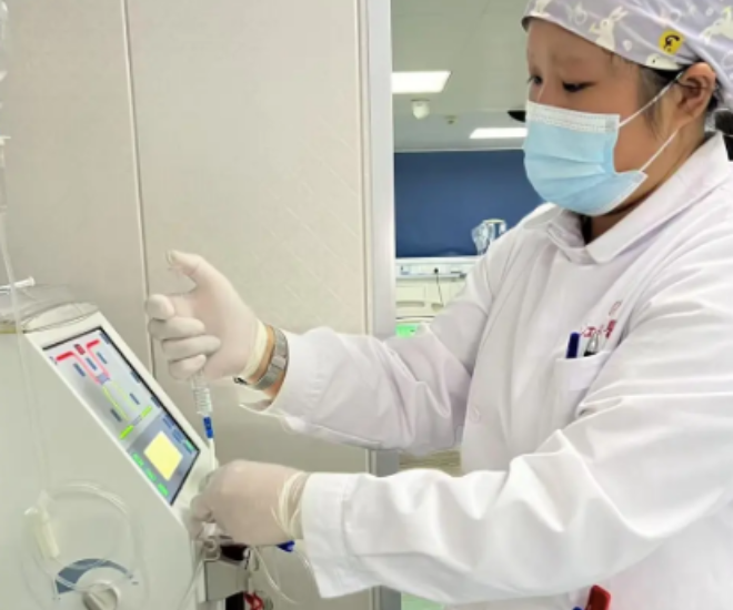 Ban ngày, Ke Fei làm việc tại bệnh viện.