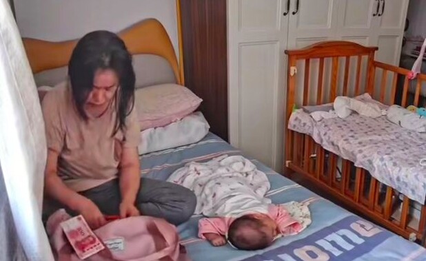 Phát hiện thứ bảo mẫu lén để dưới gối của con, mẹ bỉm oà khóc, chồng sững người khi xem lại camera - 2