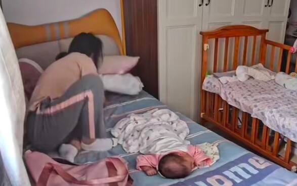 Phát hiện thứ bảo mẫu lén để dưới gối của con, mẹ bỉm oà khóc, chồng sững người khi xem lại camera - 3