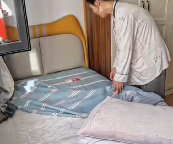 Phát hiện thứ bảo mẫu lén để dưới gối của con, mẹ bỉm oà khóc, chồng sững người khi xem lại camera - 1