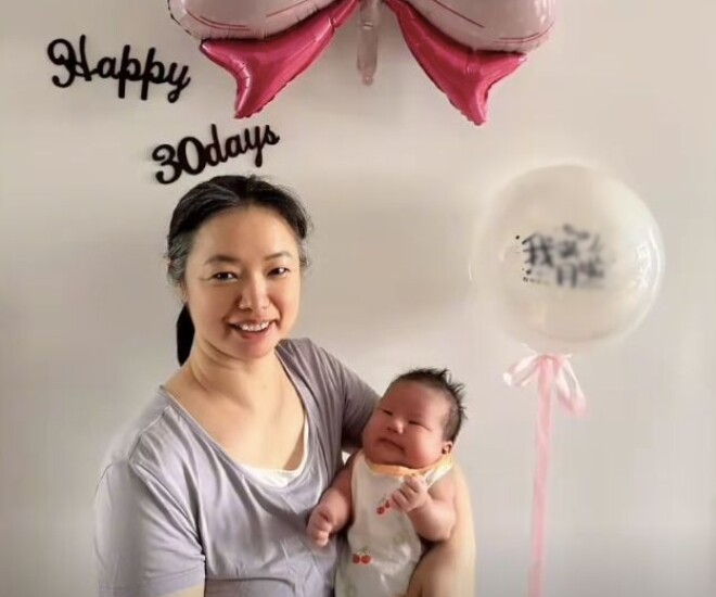 Phát hiện thứ bảo mẫu lén để dưới gối của con, mẹ bỉm oà khóc, chồng sững người khi xem lại camera - 4