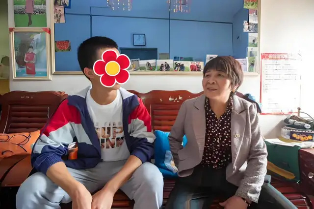 Bà Liu luôn đặc biệt chú trọng việc học của Xiao Jie.