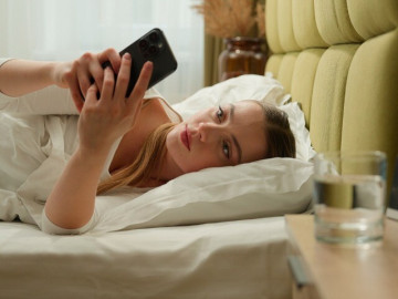 Người cầm lấy điện thoại đầu tiên khi thức dậy thường có 5 đặc điểm tính cách này