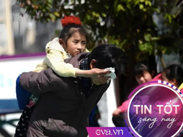 Cụ bà nhặt đứa trẻ xương thuỷ tinh từ bãi rác, 17 năm cõng cháu trên mọi nẻo đường