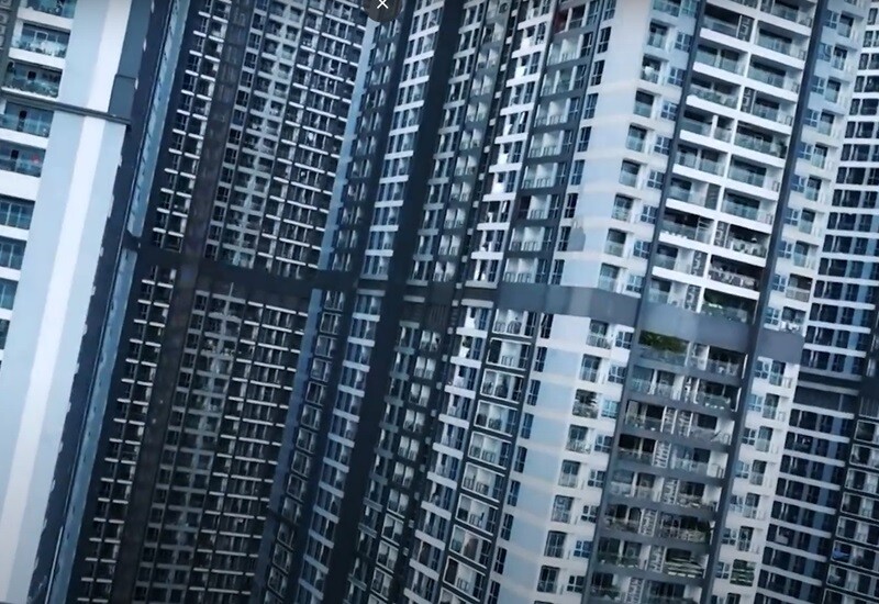 Trong lần hiếm hoi trong chương trình Gõ cửa nhà sao, Kim Tuyến đã giới thiệu về cơ ngơi của mình là một căn hộ tại Quận 7, TP. HCM.