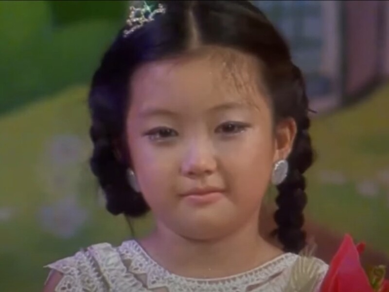 Trong số những gương mặt bước ra từ sân chơi này, Hà Phạm Anh Thư – quán quân Đồ Rê Mí 2008 là cái tên nổi bật. Cô bé từng chinh phục người xem bằng giọng hát trong trẻo, ngoại hình đáng yêu ở tuổi lên 9.