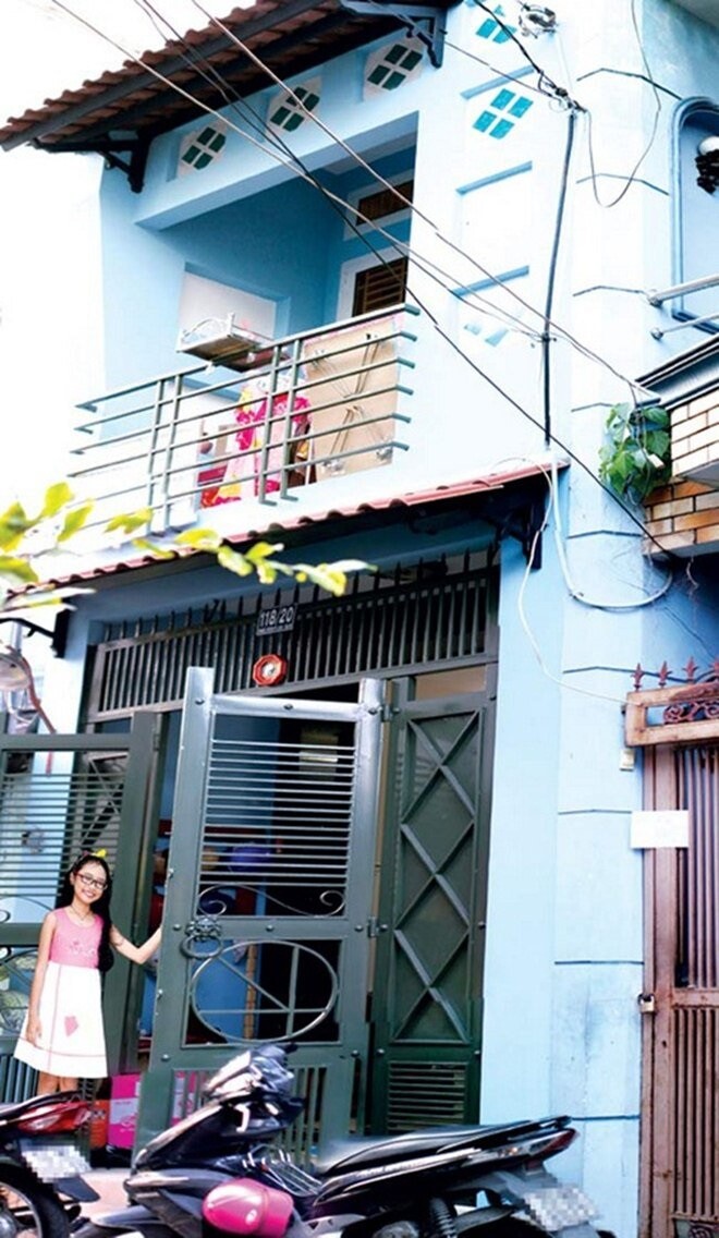 Sau khi bước chân vào con đường nghệ thuật chuyên nghiệp và đạt nhiều thành công, Phương Mỹ Chi đã tích lũy để xây dựng nhà mới cho bố mẹ và các thành viên trong gia đình.