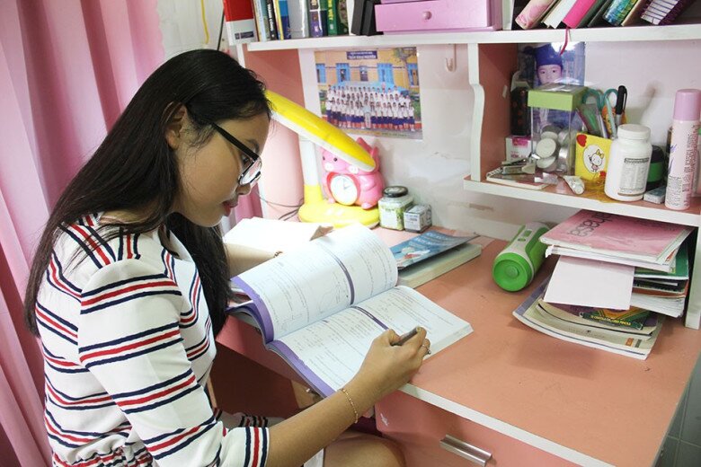 Nội thất chủ yếu là đồ gỗ công nghiệp, sử dụng tông sáng, tạo cảm giác rộng rãi và ấm cúng. Căn phòng của hai chị em mang màu hồng dễ thương.