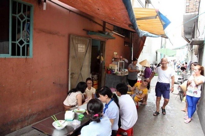 Ca sĩ Phương Mỹ Chi sinh năm 2003 tại TP.HCM, nổi tiếng từ năm 2013 sau khi giành ngôi vị Á quân chương trình Giọng hát Việt nhí. Trước khi nổi tiếng, cô sống cùng gia đình đông người trong căn nhà cấp 4 rộng khoảng 20 m². Gia đình có tổng cộng 14 người sinh sống chung, trong điều kiện sinh hoạt chật chội, khó khăn.