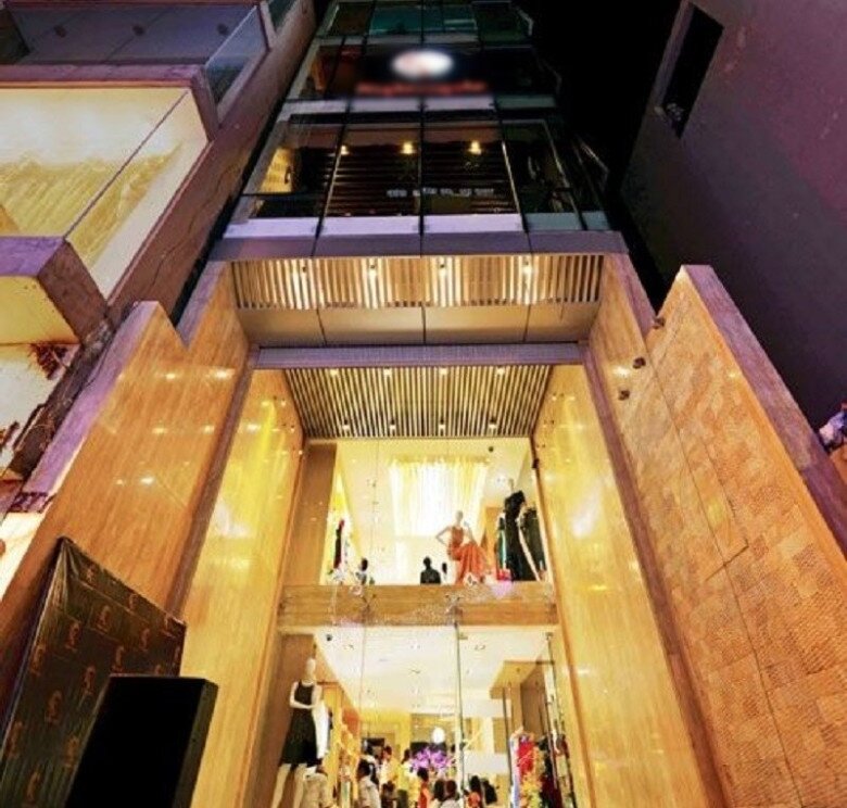 Ngoài hai địa điểm này, Mỹ Tâm được cho là sở hữu một tòa nhà thương mại tại địa chỉ đường Nam Kỳ Khởi Nghĩa - nơi từng là trụ sở công ty giải trí của cô.