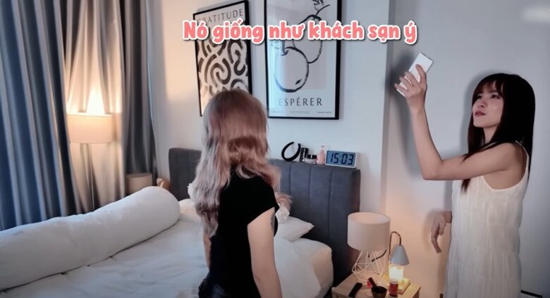 Phòng ngủ của ca sĩ họ Thiều được nhận xét như phòng mẫu khách sạn. Vì sống có một mình, sáng ngủ dậy cô không phải dọn dẹp nhiều.