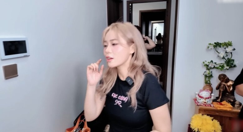 Một góc nhỏ gần cửa ra vào đặt bàn thờ thần tài và tượng phật, thể hiện sự tôn trọng tâm linh của nữ ca sĩ. Đàn em bày tỏ nhà của cô giống như nhà mẫu của chung cư vậy.