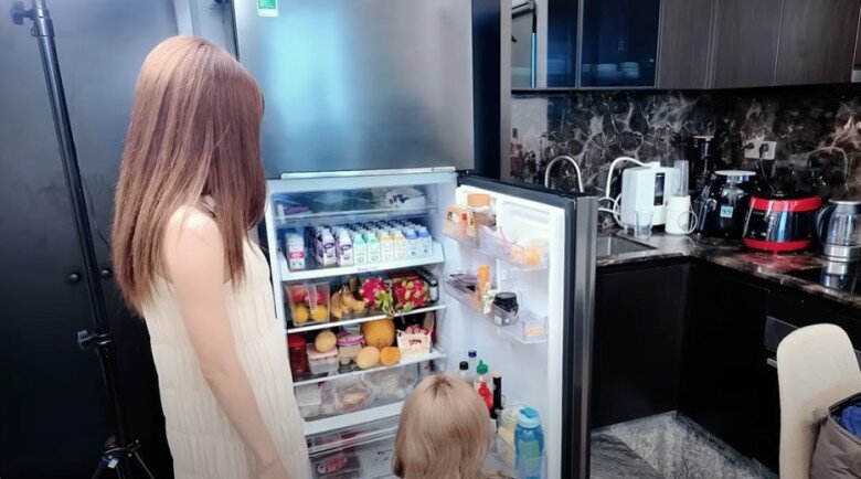 Tủ lạnh của giọng ca quê Thanh Hóa cũng không thể thiếu sữa, các loại hoa quả, sâm, mật ong rồi các loại mặt nạ từ đầu tới chân…