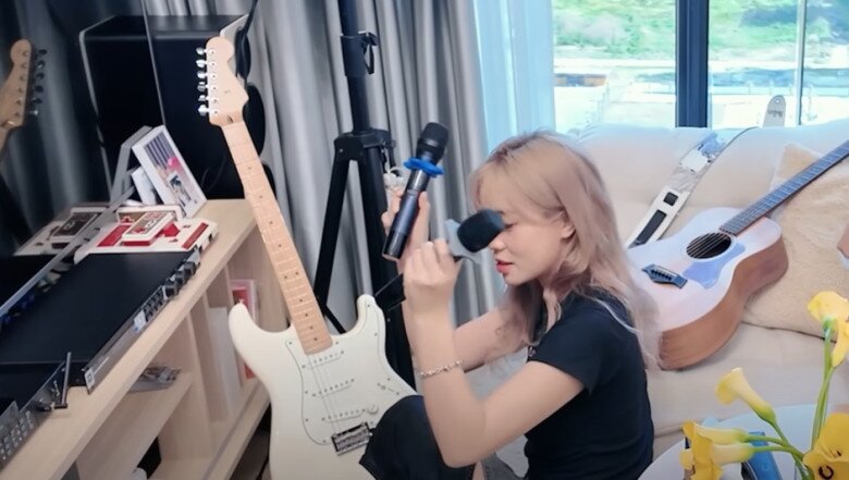 Phòng khách nhỏ nhưng có tới 4 cái loa, 2 loa bluetooth và 2 loa để hát karaoke. Cô cho biết: “Gia đình tôi yêu ca hát, từ bố mẹ, anh chị em, cháu tôi mà đã cầm mic là tôi không có cơ hội cầm mic”.