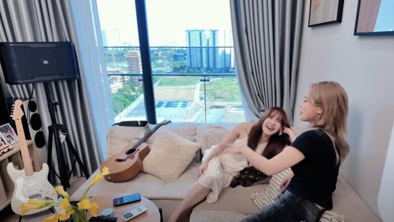 Nhà Thiều Bảo Trâm đối diện một cái chùa, cô cho biết mỗi lần nhiều tâm tư cô thường nhìn qua đó để tâm tịnh lại. Cô hướng ra chùa để đọc Chú Đại Bi.