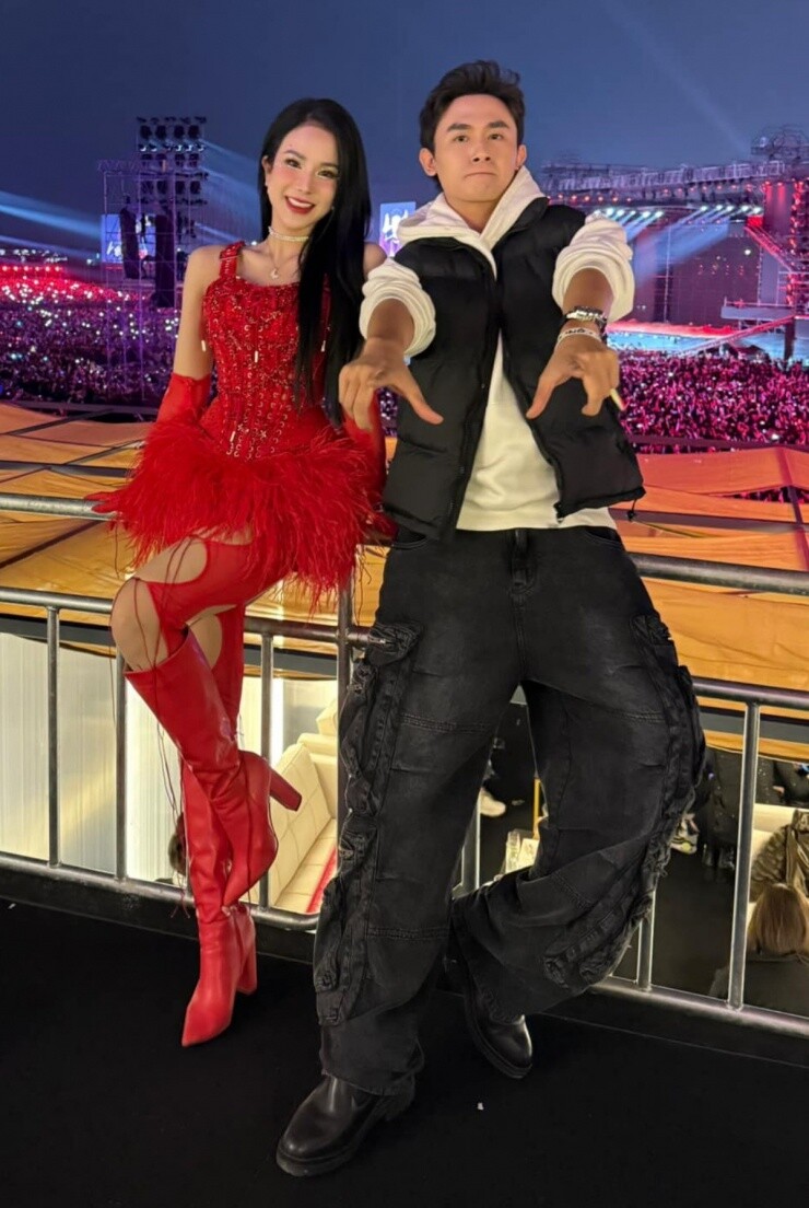 Nữ người mẫu kiêm ca sĩ rạng rỡ bên tình trẻ điển trai.