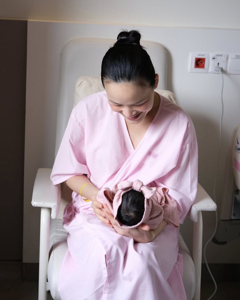 Tuyết Lan và chồng bác sĩ hạnh phúc khi có công chúa nhỏ.