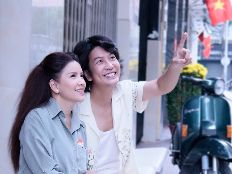 Ít ai biết, Hồng Ngọc và Ngọc Trinh đã đồng hành cùng nhau rất lâu năm. Cả hai đều là những nghệ sĩ đa tài, làm đạo diễn, giảng viên tại trường Đại học Sân khấu Điện ảnh TP. HCM.