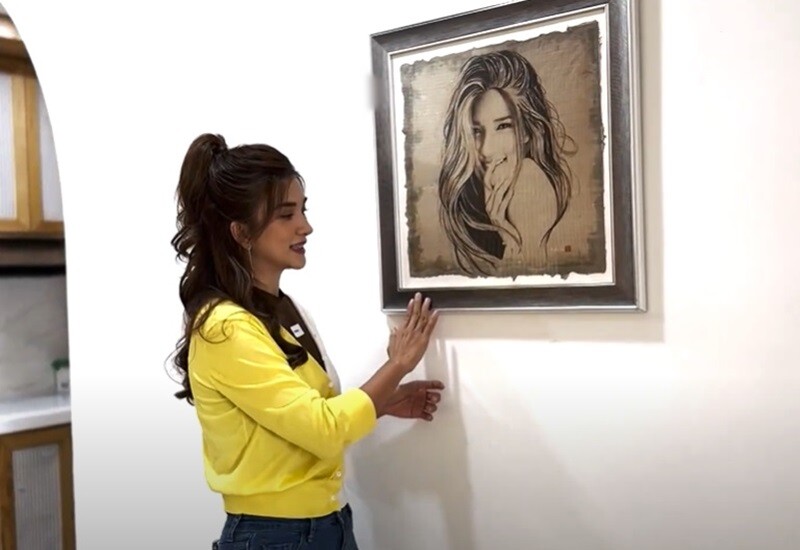 Bức tranh này Kim Tuyến được họa sĩ Lê Thanh Hải phác họa từ bức hình cô đăng trên trang cá nhân của mình.