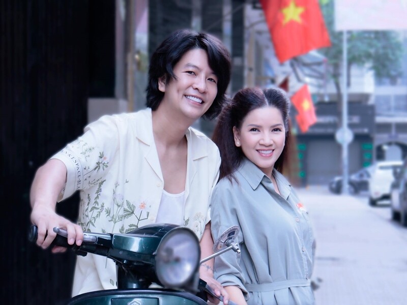 Lúc sinh thời, NSƯT Ngọc Trinh đã chứng kiến người bạn thân của mình từ lúc còn mang hình hài một người đàn ông tới khi chuyển giới thành một cô gái xinh đẹp. Họ chia sẻ nhiều thăng trầm, vui buồn cùng nhau.