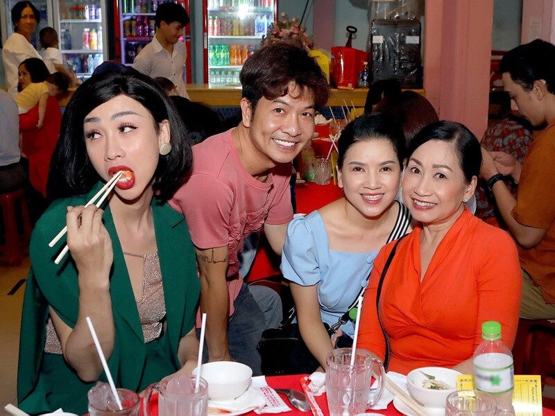 Hồng Ngọc trước kia được biết đến với tên gọi Ngọc Hùng, là đạo diễn sân khấu nổi tiếng, từng là quản lý của sân khấu Thế Giới Trẻ (TP. HCM) và là Thạc sĩ giảng dạy diễn xuất, có nhiều thế hệ học trò.