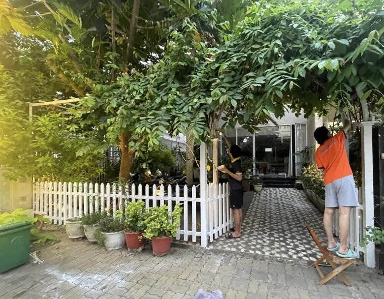 Những dịp như gần Tết, Thân Thúy Hà thường sơn phết, trang trí nhà cửa. Cô cũng dành nhiều thời gian và công sức để duy trì sự xanh mát và sạch sẽ quanh nhà.