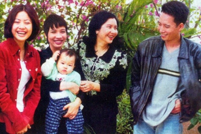 Phát thanh viên Thu Hiền - mẹ ruột nhạc sĩ Anh Quân bên con cháu.