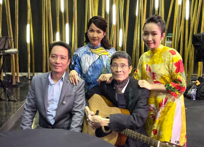 Nhạc sĩ Trương Ngọc Ninh bên con trai, con dâu và cháu nội.