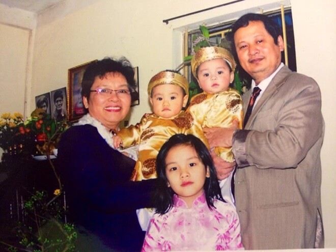 Nhạc sĩ An Thuyên lúc sinh thời bên vợ và các cháu.