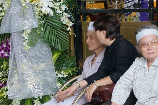 Mẹ nam đạo diễn trong lễ tang chồng năm 2014.