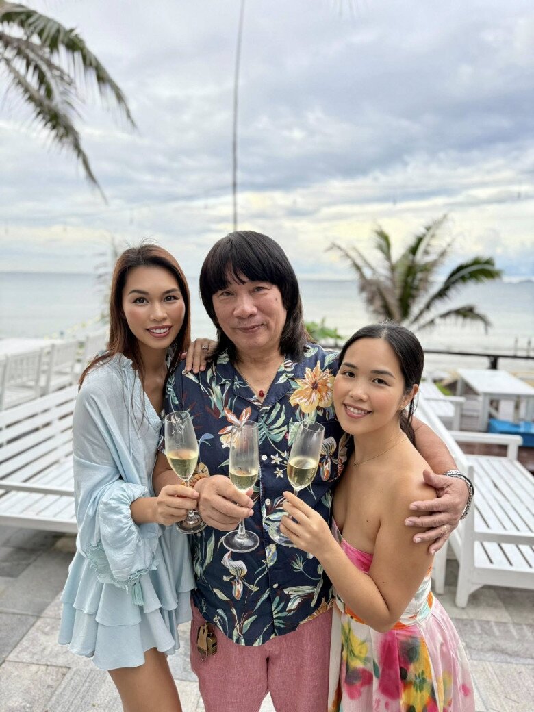 Hà Anh cùng em gái và bố - NSƯT Vũ Huy.