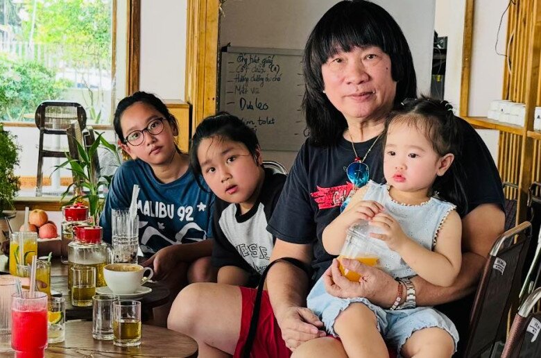 Ở tuổi 70, họa sĩ Vũ Huy vẫn là bố bỉm, con gái nhỏ mới 3 tuổi.