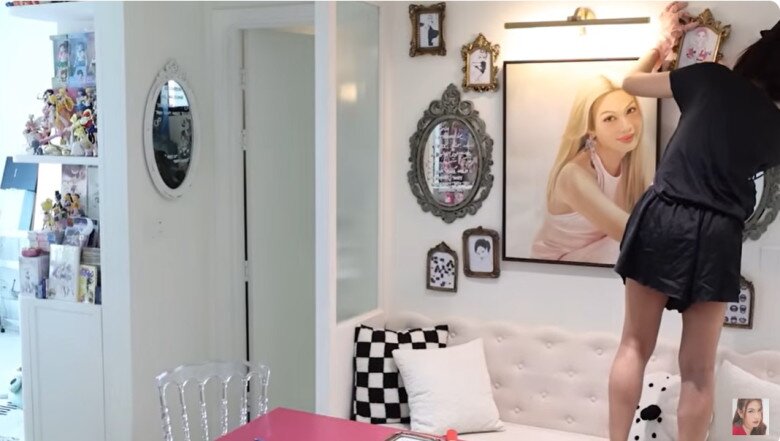Cô trang trí thêm khung tranh. Ca sĩ Giọng hát Việt hài hước: Một mặt là mình muốn có bao nhiêu trang trí lên hết, một mặt kiểu mình giàu xổi, tiếc của, sợ đóng hư tường nhưng mà thôi.