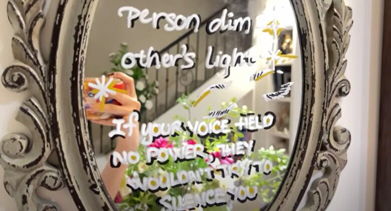 Trong phòng cô có bức tranh do tri kỷ tặng, 2 bên là 2 chiếc gương đậm chất vintage. Luna thường ghi những câu nói yêu thích của mình lên gương vừa là lời nhắn cho chính mình, vừa là một cách decor độc đáo.