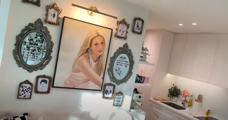 Sau khi decor xong, cô dẫn mọi người đi house tour căn hộ thông tầng tại Thảo Điền – nơi cô coi “tổ ấm đầu tiên thực sự thuộc về mình”. Không gian tràn ngập ánh sáng, thể hiện cá tính và sự chăm chút trong từng góc nhỏ.