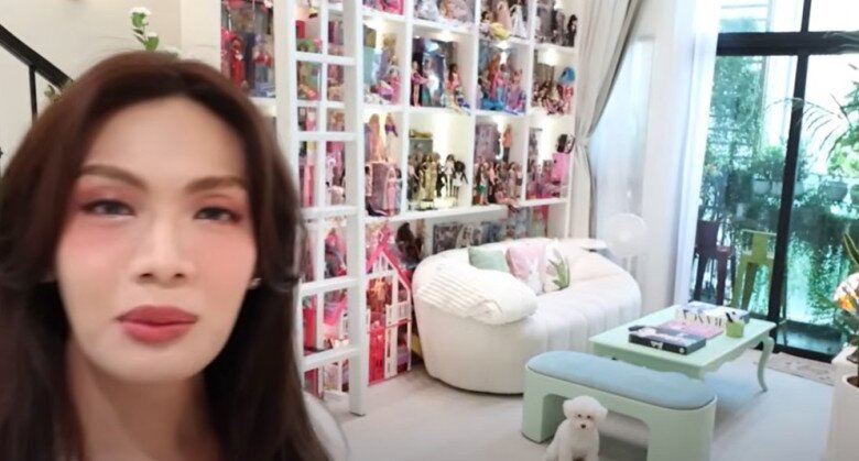 Một trong những góc yêu thích nhất của Luna – nơi trưng bày loạt búp bê nàng tiên cá và vật dụng gợi nhớ tuổi thơ. Có thể gọi đây thế giới thu nhỏ lưu giữ giấc mơ con gái trong căn nhà đầu tiên của Luna.