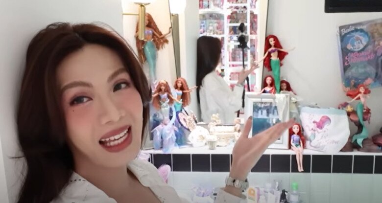 Trong phòng tắm màu xanh ngọc, cô có rất nhiều đồ decor, đặc biệt là búp bê Ariel - nàng tiên cá, có bồn tắm đứng và bồn tắm nằm. Cô còn bật thêm tiếng sóng biển nghe rất chill.