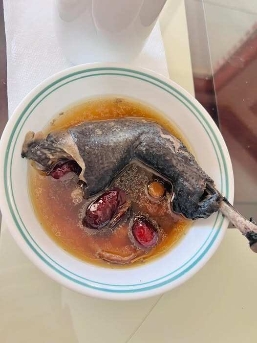 Đời thường, nữ ca sĩ là bà mẹ 3 con đảm đang nhưng tuyệt vời hơn khi cô có người chồng nấu ăn ngon không kém. Giọng ca 7x từng khoe khoảnh khắc ông xã Thomas Tâm Nguyễn vào bếp làm những món ngon cho vợ con.